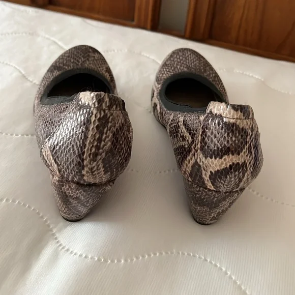 BCBG Paris wedged heel shoes W round toes snake print sz 8 in good condition - Picture 4 of 7